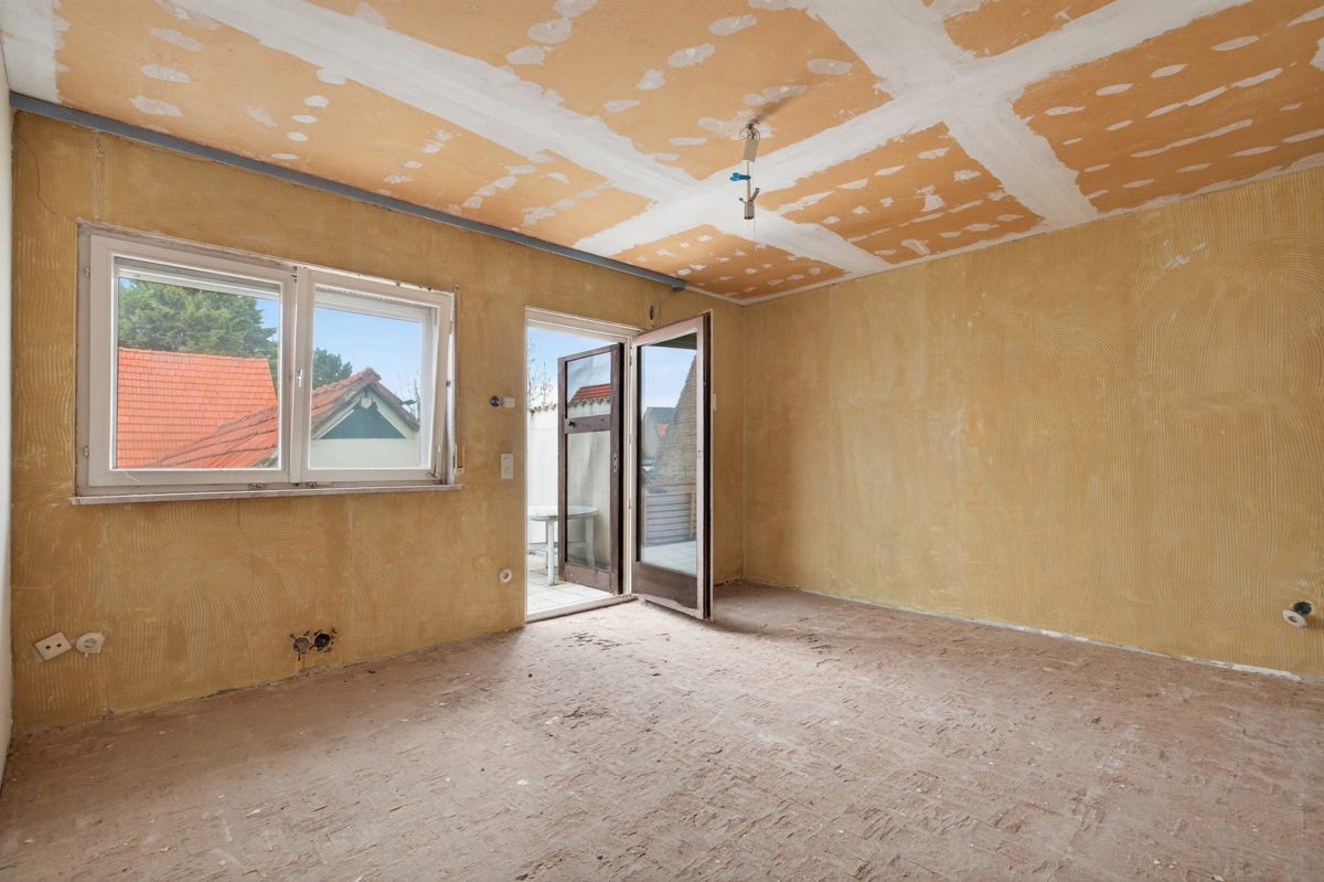 Zimmer Immobilienangebot - Linkenheim-Hochstetten / Hochstetten - Wohnen & Anlage - Projektimmobilie mit Zukunft: Entkerntes Einfamilienhaus mit großem Grundstück und Bauvoranfrage!