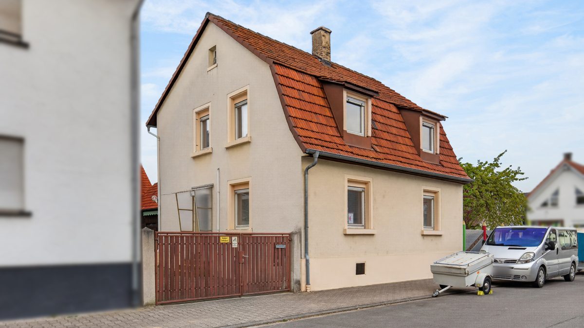 Immobilienangebot - Linkenheim-Hochstetten / Hochstetten - Wohnen & Anlage - Projektimmobilie mit Zukunft: Entkerntes Einfamilienhaus mit großem Grundstück und Bauvoranfrage!