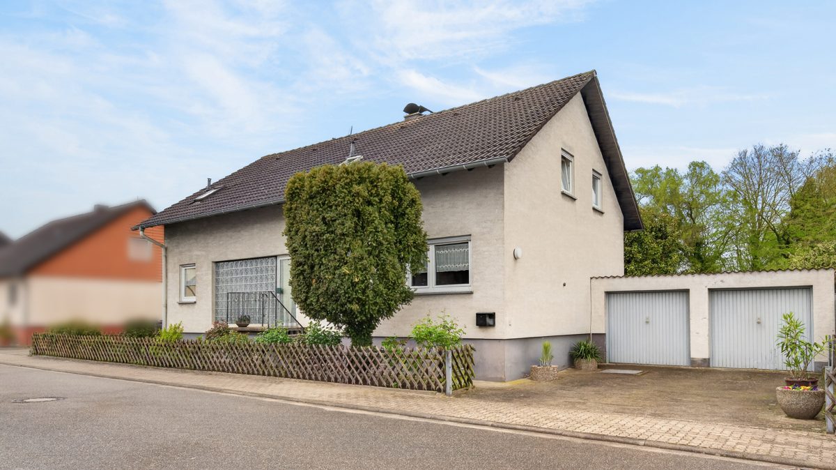Immobilienangebot - Linkenheim-Hochstetten / Linkenheim - Wohnen & Anlage - Viel Platz in ruhiger Lage - Wohnhaus mit großem Garten und Doppelgarage!