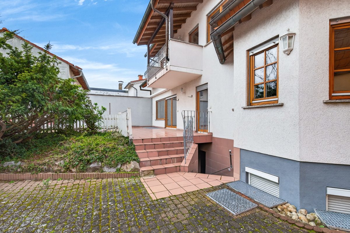 Immobilienangebot - Oberhausen-Rheinhausen / Oberhausen - Wohnen & Anlage - Familientraum mit großem Garten - viel Platz für Ihre Kinder & Ihre Ideen