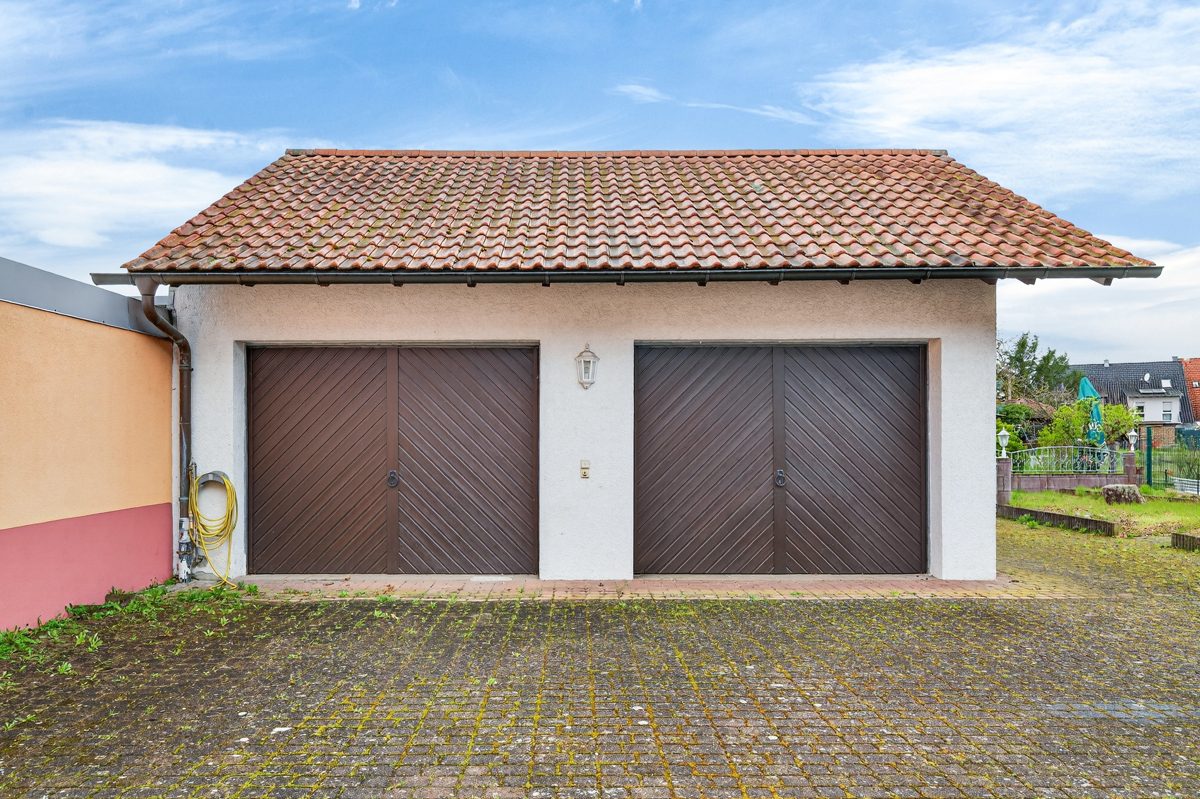Immobilienangebot - Oberhausen-Rheinhausen / Oberhausen - Wohnen & Anlage - Familientraum mit großem Garten - viel Platz für Ihre Kinder & Ihre Ideen