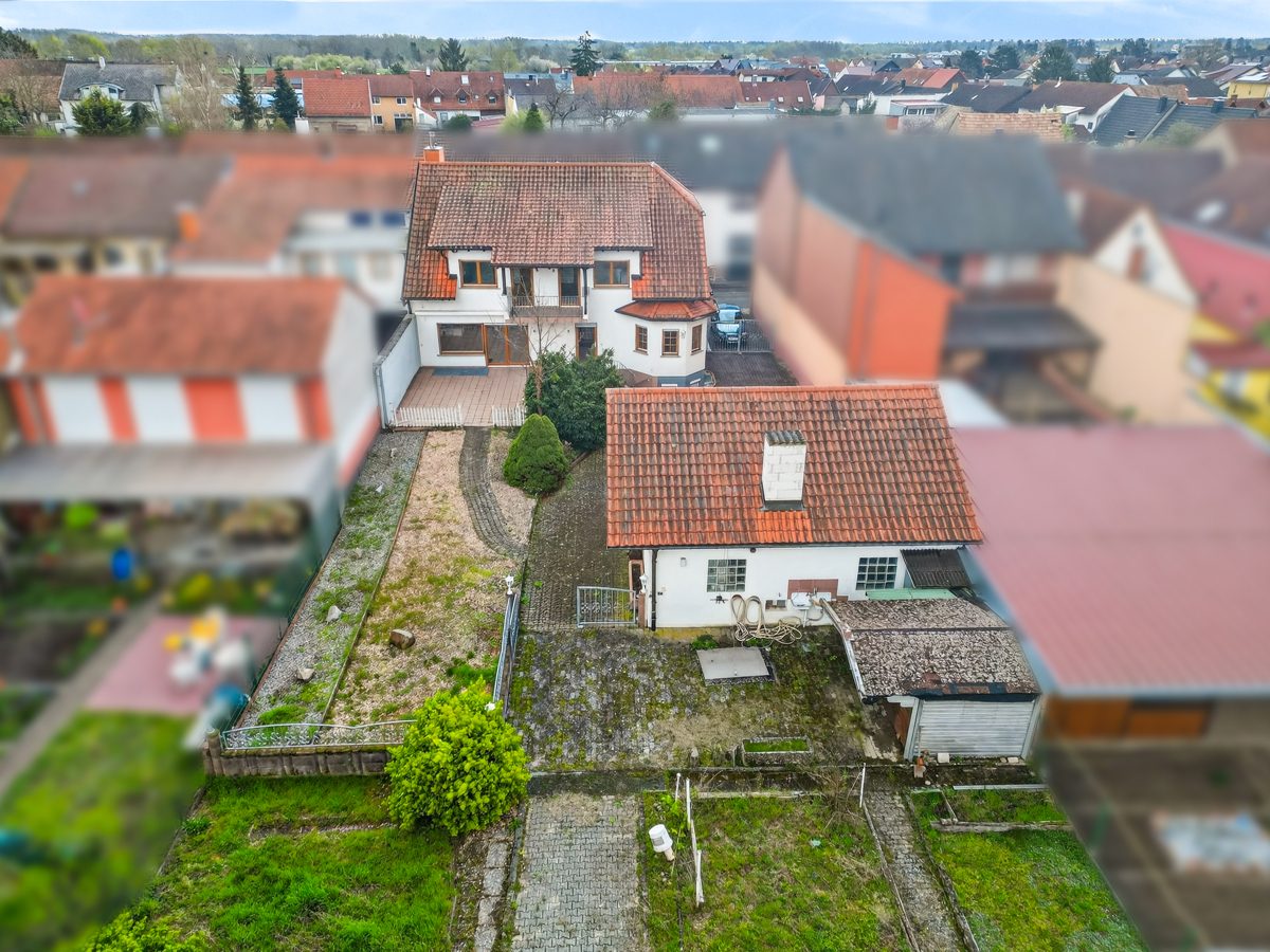 Immobilienangebot - Oberhausen-Rheinhausen / Oberhausen - Wohnen & Anlage - Familientraum mit großem Garten - viel Platz für Ihre Kinder & Ihre Ideen