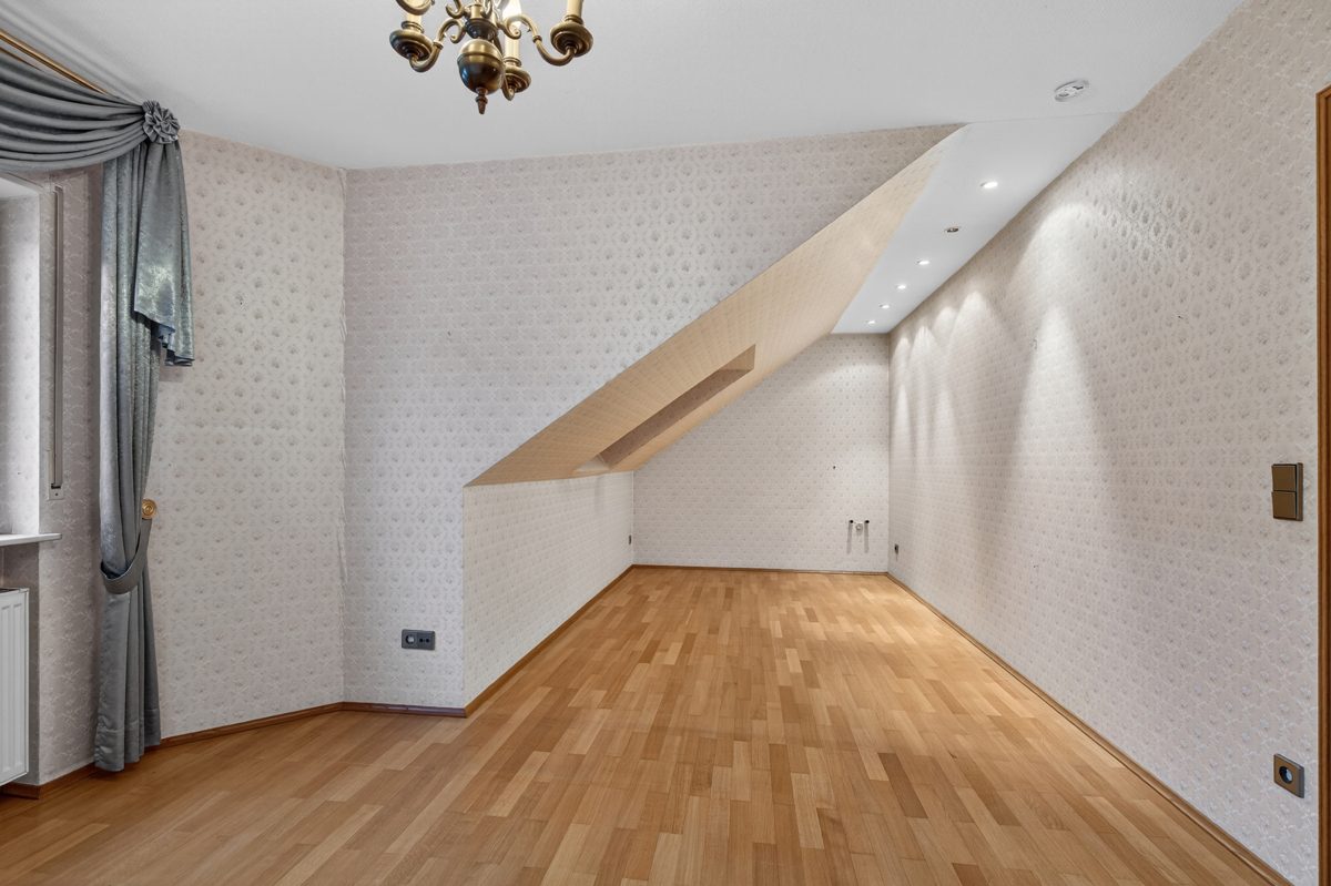 Immobilienangebot - Oberhausen-Rheinhausen / Oberhausen - Wohnen & Anlage - Familientraum mit großem Garten - viel Platz für Ihre Kinder & Ihre Ideen