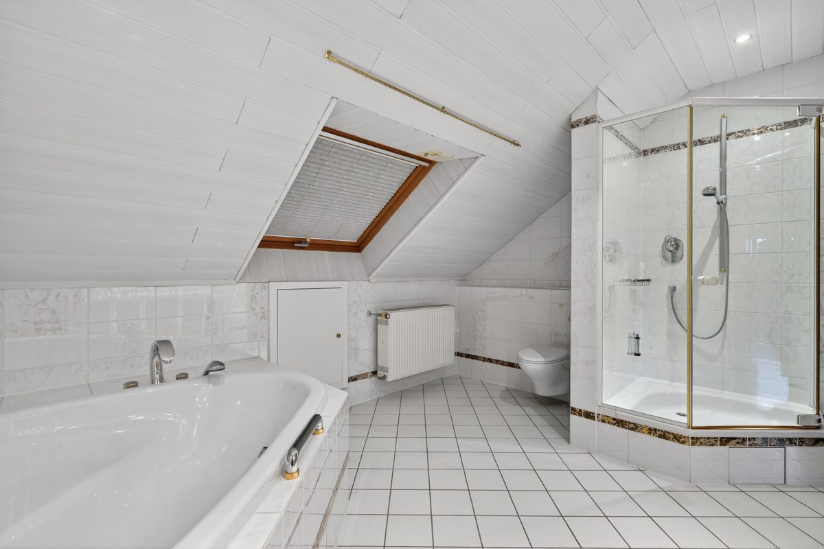Immobilienangebot - Oberhausen-Rheinhausen / Oberhausen - Wohnen & Anlage - Familientraum mit großem Garten - viel Platz für Ihre Kinder & Ihre Ideen