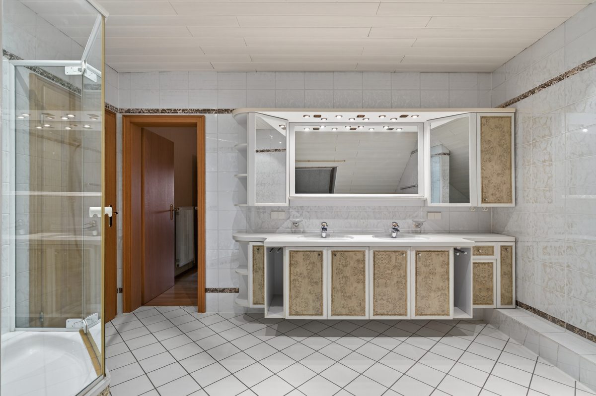Immobilienangebot - Oberhausen-Rheinhausen / Oberhausen - Wohnen & Anlage - Familientraum mit großem Garten - viel Platz für Ihre Kinder & Ihre Ideen