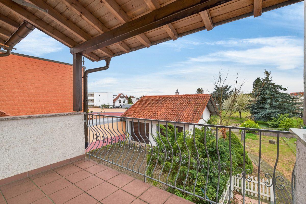 Immobilienangebot - Oberhausen-Rheinhausen / Oberhausen - Wohnen & Anlage - Familientraum mit großem Garten - viel Platz für Ihre Kinder & Ihre Ideen