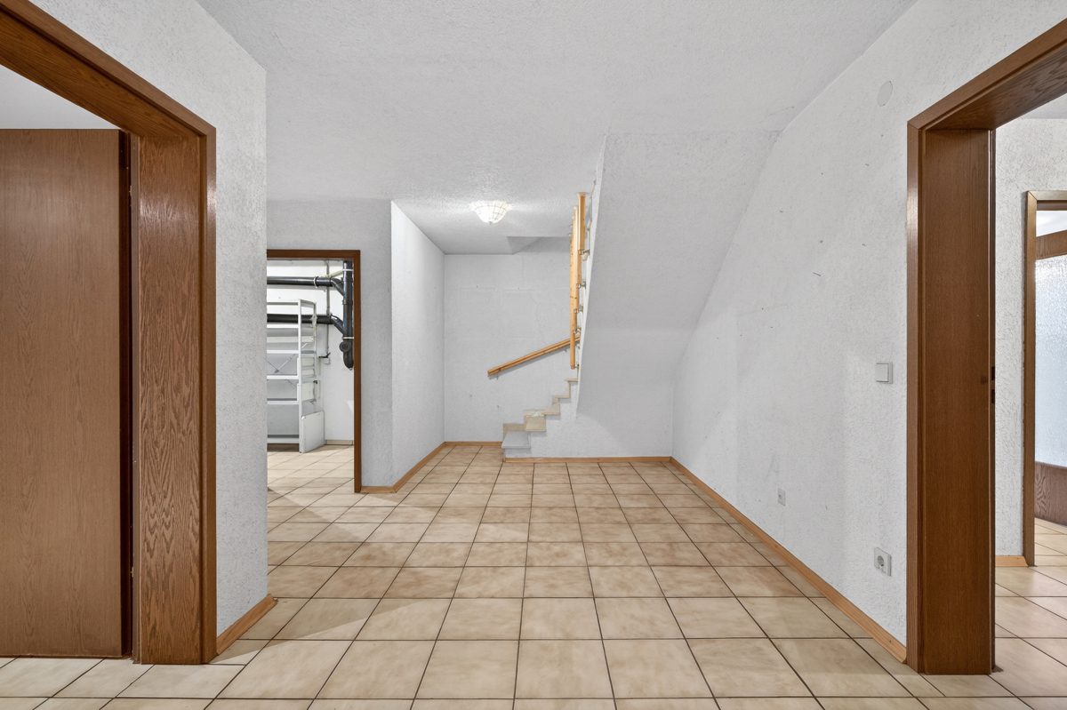Immobilienangebot - Oberhausen-Rheinhausen / Oberhausen - Wohnen & Anlage - Familientraum mit großem Garten - viel Platz für Ihre Kinder & Ihre Ideen