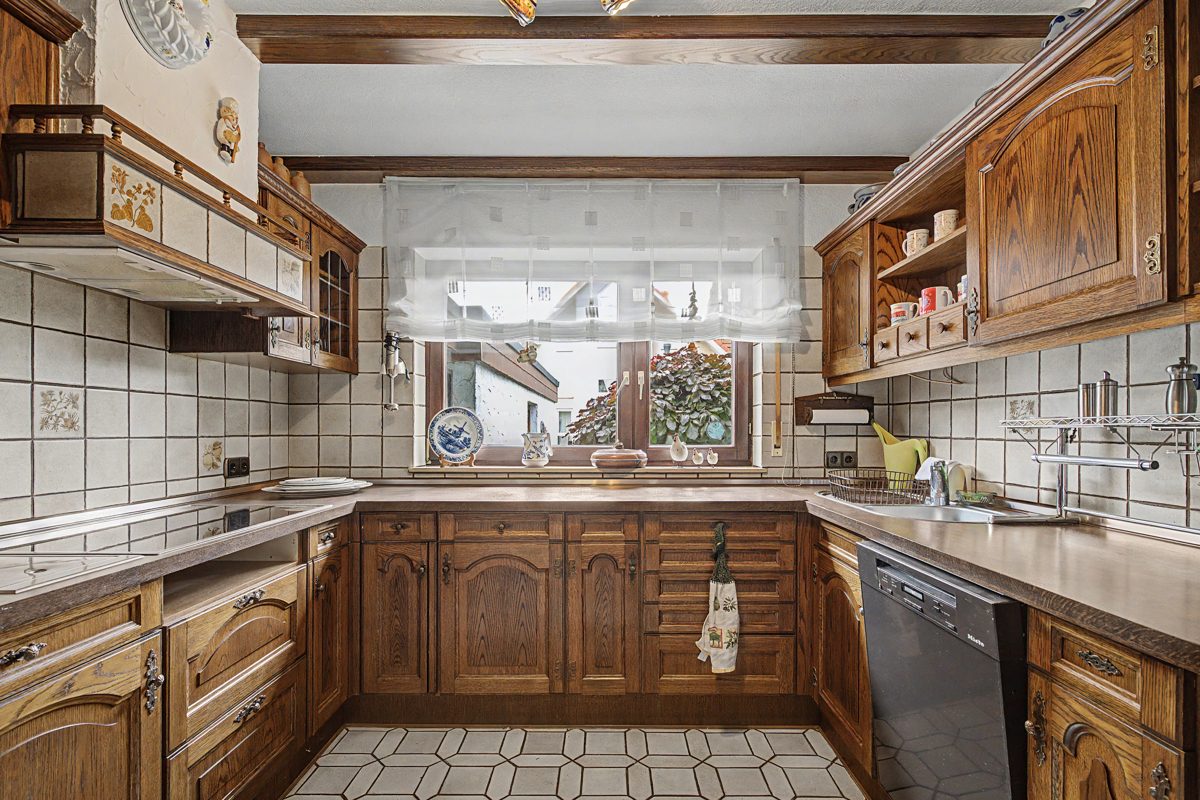 Einbauküche im EG Immobilienangebot - Philippsburg - Wohnen & Anlage - Charmantes Familienhaus mit Garten, Kaminzimmer und viel Platz zum Wohlfühlen