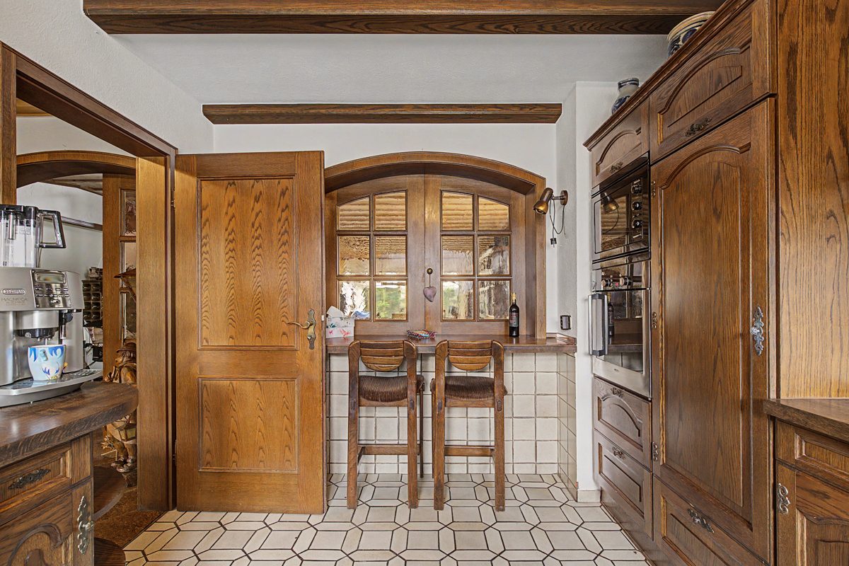 Einbauküche im EG Immobilienangebot - Philippsburg - Wohnen & Anlage - Charmantes Familienhaus mit Garten, Kaminzimmer und viel Platz zum Wohlfühlen
