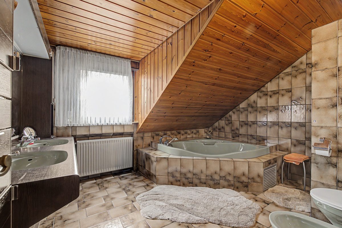 Tageslichtbadezimmer im Dachgeschoss Immobilienangebot - Philippsburg - Wohnen & Anlage - Charmantes Familienhaus mit Garten, Kaminzimmer und viel Platz zum Wohlfühlen