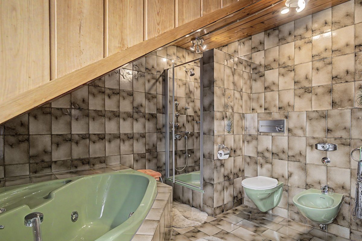 Tageslichtbadezimmer im Dachgeschoss Immobilienangebot - Philippsburg - Wohnen & Anlage - Charmantes Familienhaus mit Garten, Kaminzimmer und viel Platz zum Wohlfühlen
