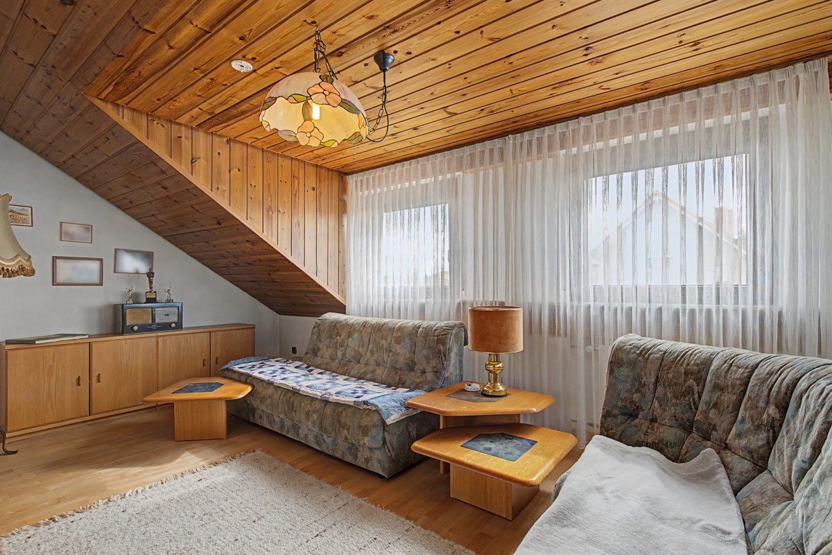 Zimmer 3 im Dachgeschoss Immobilienangebot - Philippsburg - Wohnen & Anlage - Charmantes Familienhaus mit Garten, Kaminzimmer und viel Platz zum Wohlfühlen