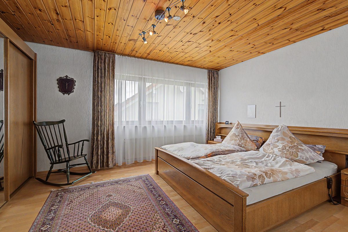 Zimmer 1 im Dachgeschoss Immobilienangebot - Philippsburg - Wohnen & Anlage - Charmantes Familienhaus mit Garten, Kaminzimmer und viel Platz zum Wohlfühlen