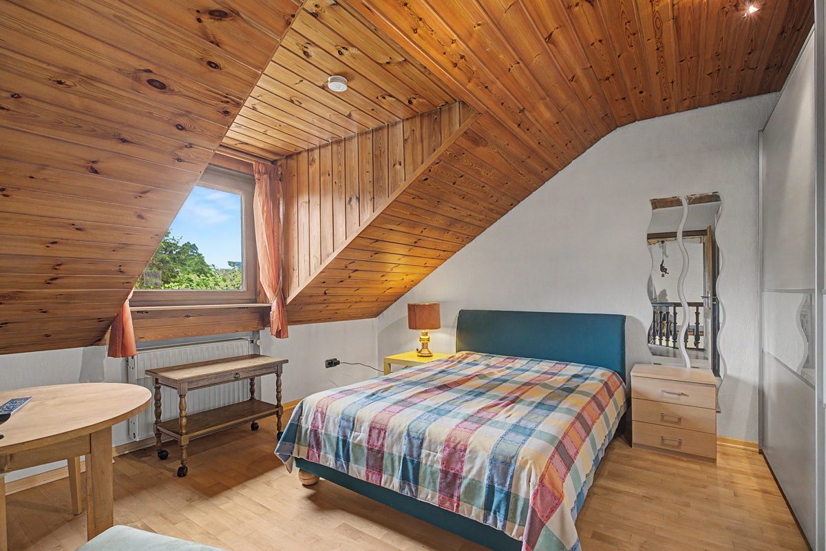 Zimmer 2 im Dachgeschoss Immobilienangebot - Philippsburg - Wohnen & Anlage - Charmantes Familienhaus mit Garten, Kaminzimmer und viel Platz zum Wohlfühlen