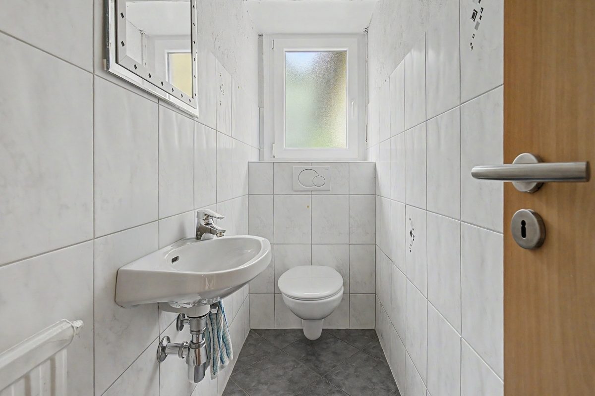 separates WC Immobilienangebot - Oberhausen-Rheinhausen / Rheinhausen - Wohnen & Anlage - Ein Haus, viele Möglichkeiten – wohnen, vermieten oder beides verbinden