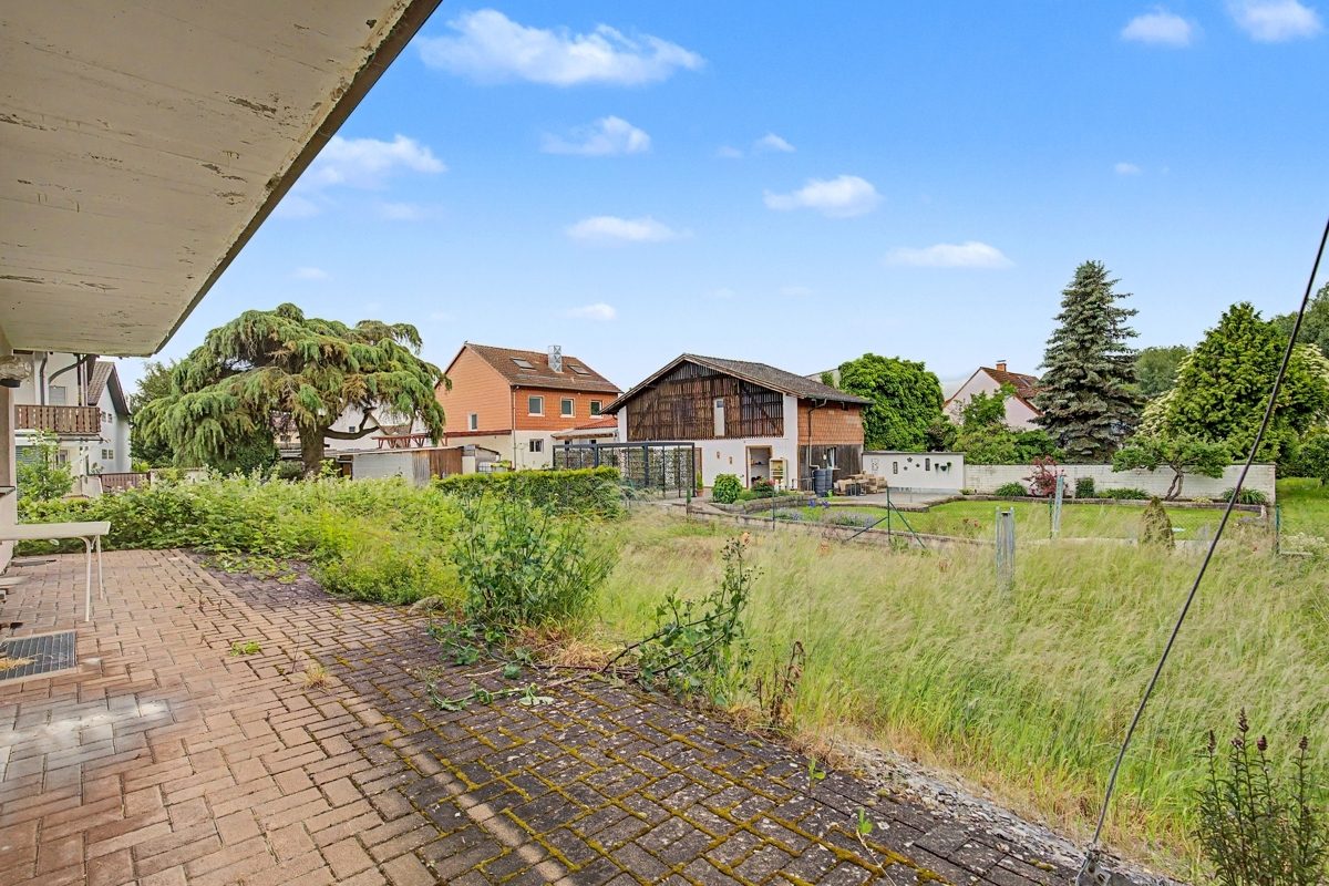 Terrasse im EG Immobilienangebot - Oberhausen-Rheinhausen / Rheinhausen - Wohnen & Anlage - Ein Haus, viele Möglichkeiten – wohnen, vermieten oder beides verbinden
