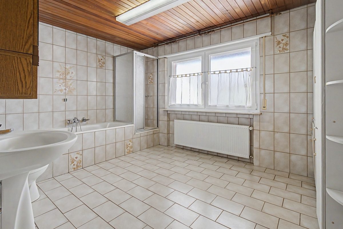 OG Tageslichtbadezimmer Immobilienangebot - Oberhausen-Rheinhausen / Rheinhausen - Wohnen & Anlage - Ein Haus, viele Möglichkeiten – wohnen, vermieten oder beides verbinden