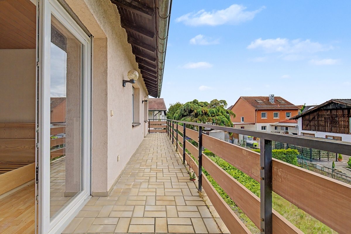 Balkon im OG Immobilienangebot - Oberhausen-Rheinhausen / Rheinhausen - Wohnen & Anlage - Ein Haus, viele Möglichkeiten – wohnen, vermieten oder beides verbinden