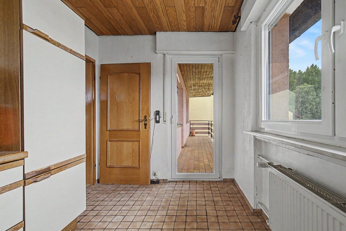 OG Küche mit Blick zum Balkon Immobilienangebot - Oberhausen-Rheinhausen / Rheinhausen - Wohnen & Anlage - Ein Haus, viele Möglichkeiten – wohnen, vermieten oder beides verbinden