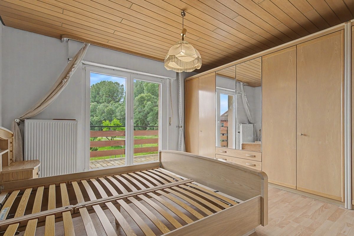 OG Zimmer 1 mit Balkonzugang Immobilienangebot - Oberhausen-Rheinhausen / Rheinhausen - Wohnen & Anlage - Ein Haus, viele Möglichkeiten – wohnen, vermieten oder beides verbinden