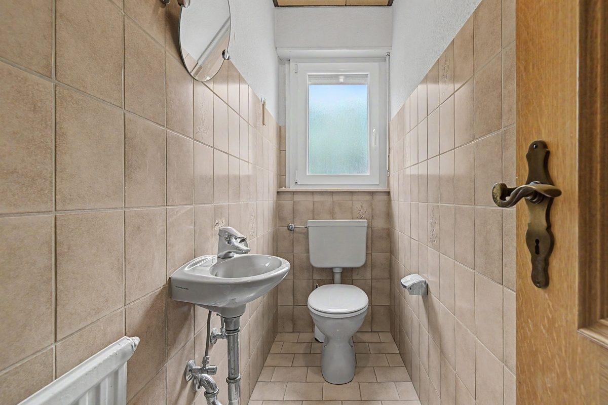 OG separates WC Immobilienangebot - Oberhausen-Rheinhausen / Rheinhausen - Wohnen & Anlage - Ein Haus, viele Möglichkeiten – wohnen, vermieten oder beides verbinden