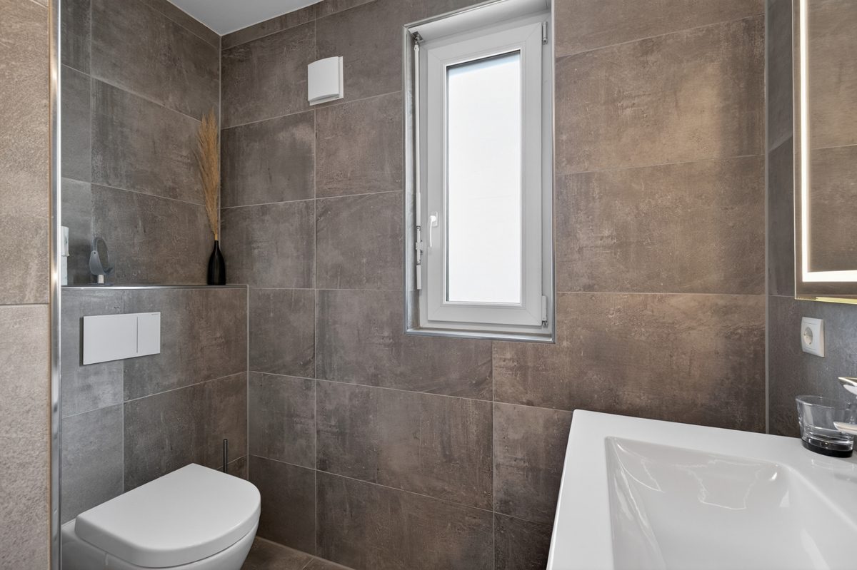 EG Tageslichtbadezimmer Ansicht 1 Immobilienangebot - Erlenbach bei Kandel - Wohnen & Anlage - Modernes Familienzuhause in Top-Zustand – einziehen, wohlfühlen und das Leben genießen