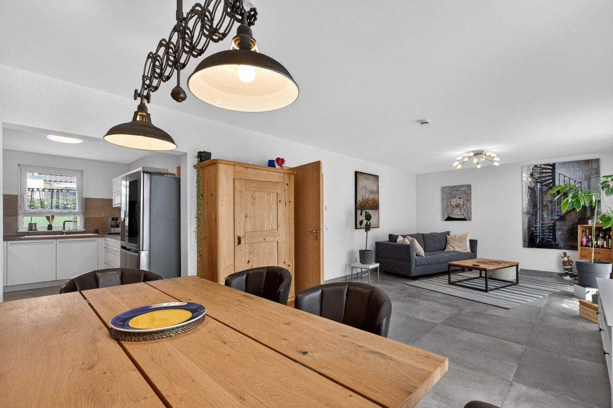 EG Ansicht Wohn- / Essbereich und KücheEsszimmer c Immobilienangebot - Erlenbach bei Kandel - Wohnen & Anlage - Modernes Familienzuhause in Top-Zustand – einziehen, wohlfühlen und das Leben genießen