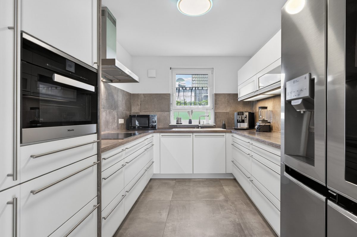 EG moderne Einbauküche Immobilienangebot - Erlenbach bei Kandel - Wohnen & Anlage - Modernes Familienzuhause in Top-Zustand – einziehen, wohlfühlen und das Leben genießen
