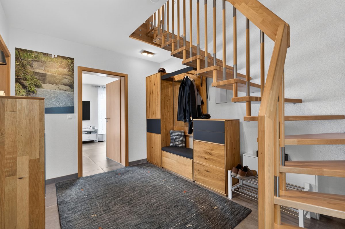 Diele Immobilienangebot - Erlenbach bei Kandel - Wohnen & Anlage - Modernes Familienzuhause in Top-Zustand – einziehen, wohlfühlen und das Leben genießen