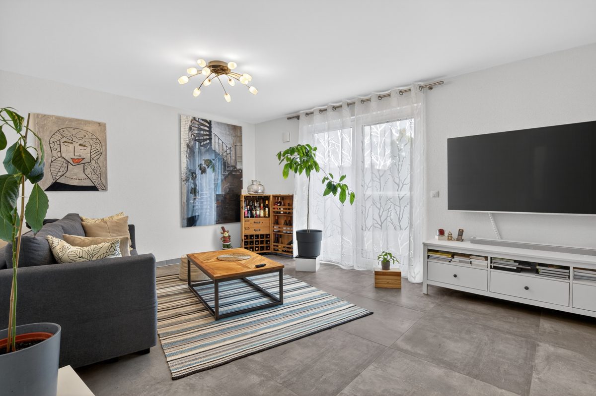 EG Wohnzimmer Immobilienangebot - Erlenbach bei Kandel - Wohnen & Anlage - Modernes Familienzuhause in Top-Zustand – einziehen, wohlfühlen und das Leben genießen