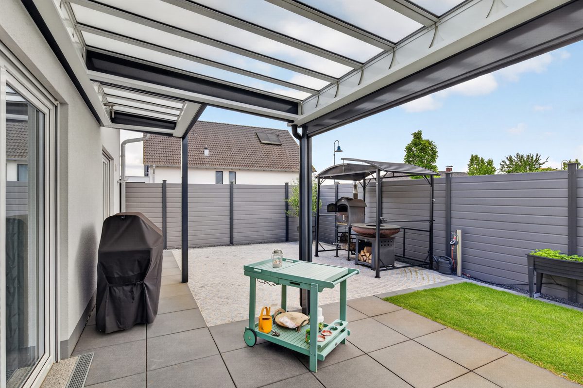 Terrasse und Grillbereich Immobilienangebot - Erlenbach bei Kandel - Wohnen & Anlage - Modernes Familienzuhause in Top-Zustand – einziehen, wohlfühlen und das Leben genießen
