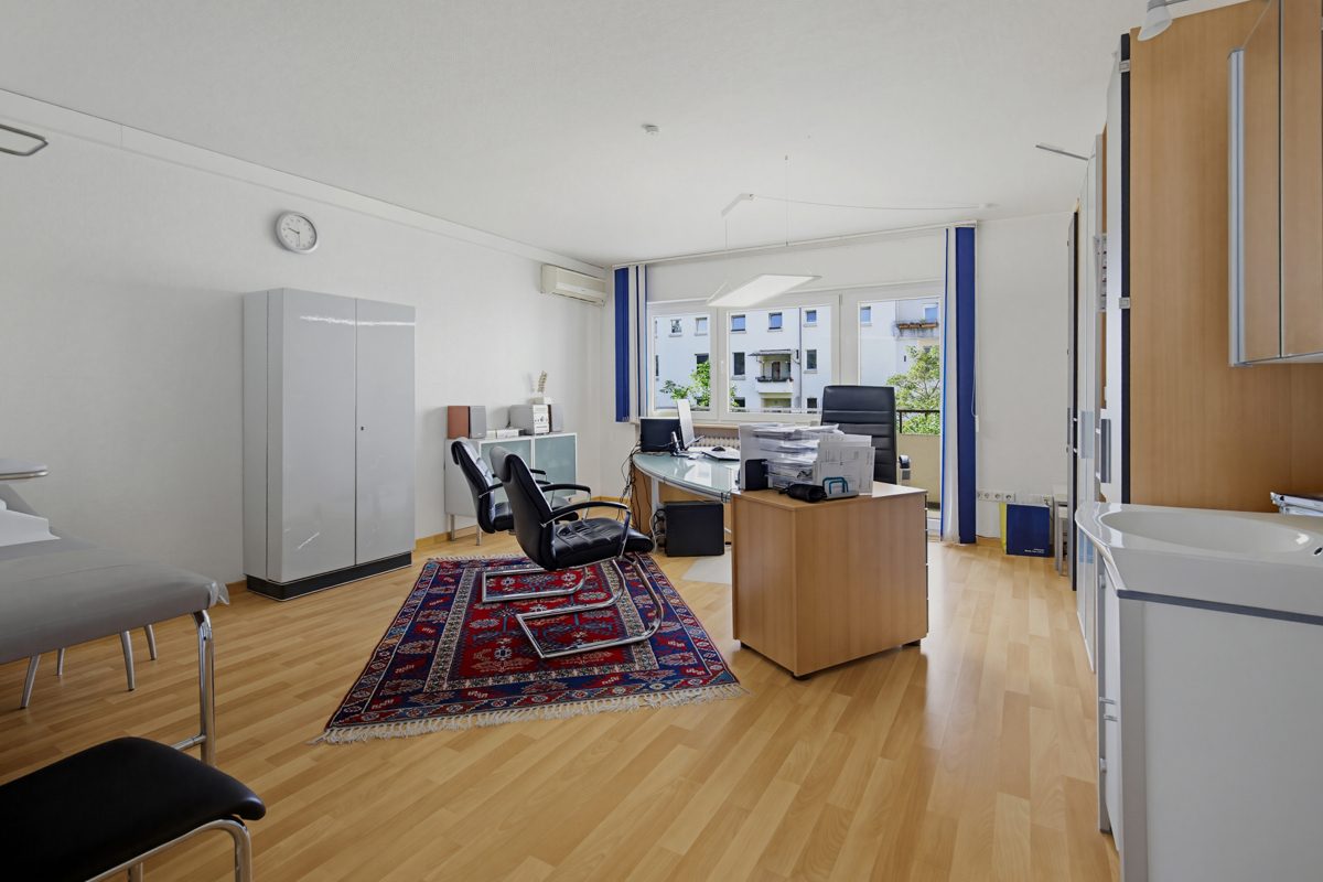 Besprechungszimmer Immobilienangebot - Karlsruhe / Südweststadt - Rest & Gewerbe - Seltene Chance: Großzügige Gewerbeeinheit mit vielseitigen Nutzungsmöglichkeiten in Top-Lage!