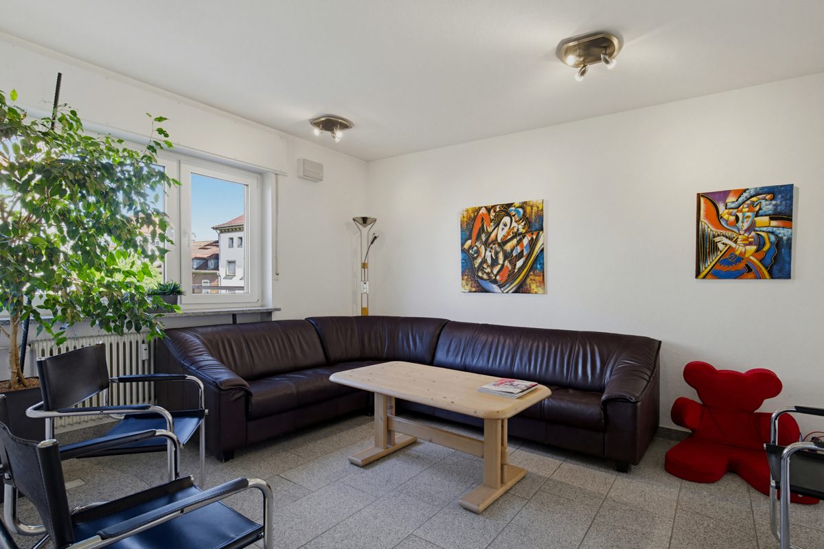 Wartezimmer Immobilienangebot - Karlsruhe / Südweststadt - Rest & Gewerbe - Seltene Chance: Großzügige Gewerbeeinheit mit vielseitigen Nutzungsmöglichkeiten in Top-Lage!