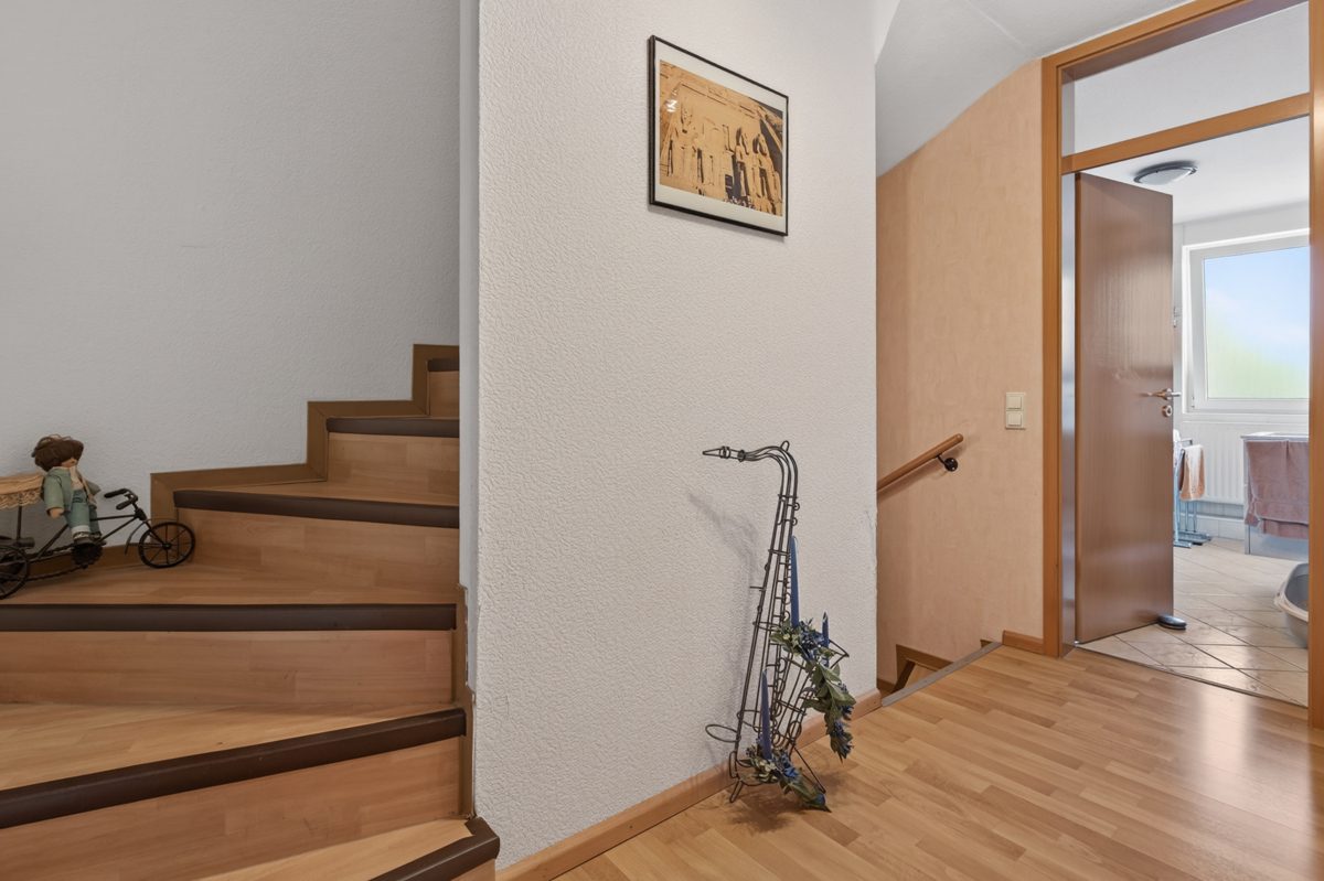 Flur 1. OG Immobilienangebot - Durmersheim - Wohnen & Anlage - Attraktives Reihenmittelhaus mit optimaler Raumaufteilung und guter Infrastruktur!