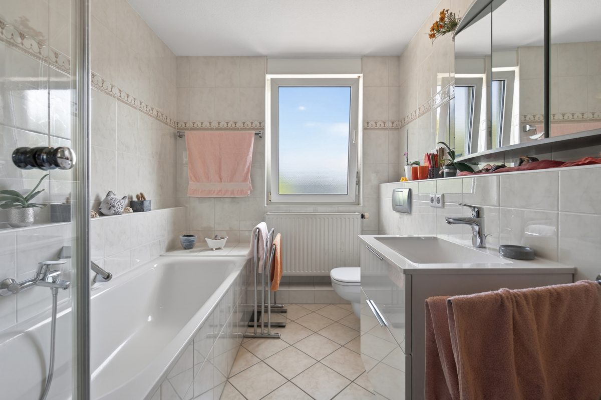 Badezimmer Immobilienangebot - Durmersheim - Wohnen & Anlage - Attraktives Reihenmittelhaus mit optimaler Raumaufteilung und guter Infrastruktur!