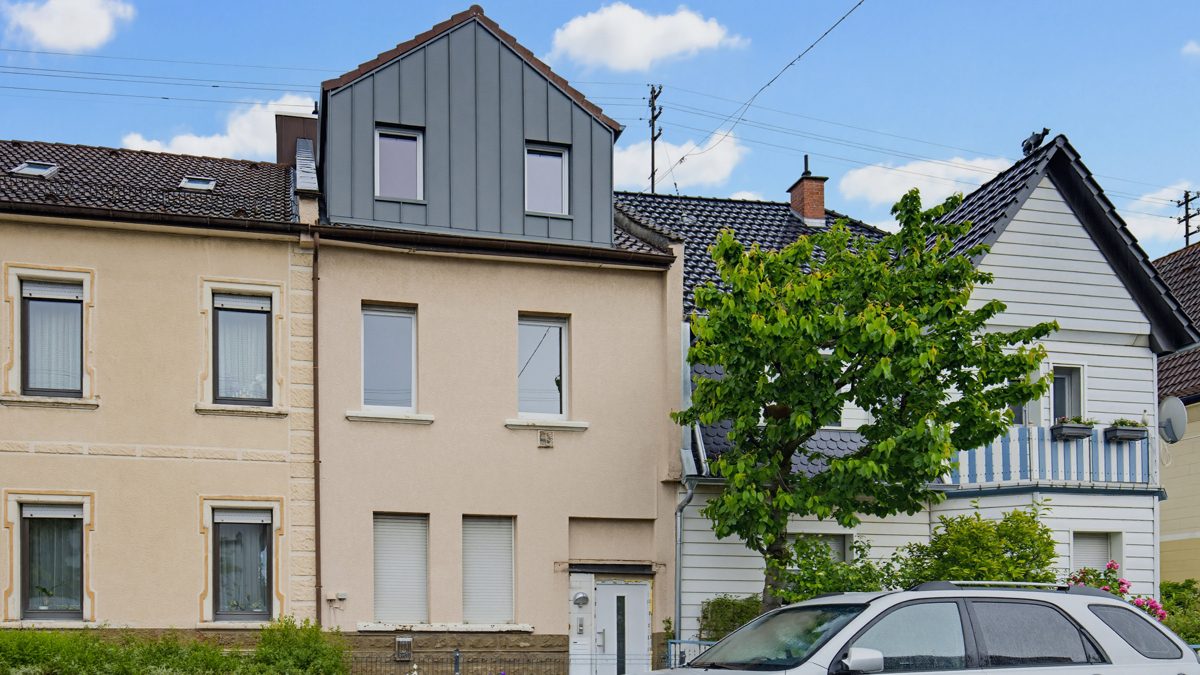 Immobilienangebot - Karlsruhe / Knielingen - Wohnen & Anlage - Renditekracher mit Konzept: Reihenmittelhaus mit 6 Zimmern und attraktiver Einzelvermietungsstruktur