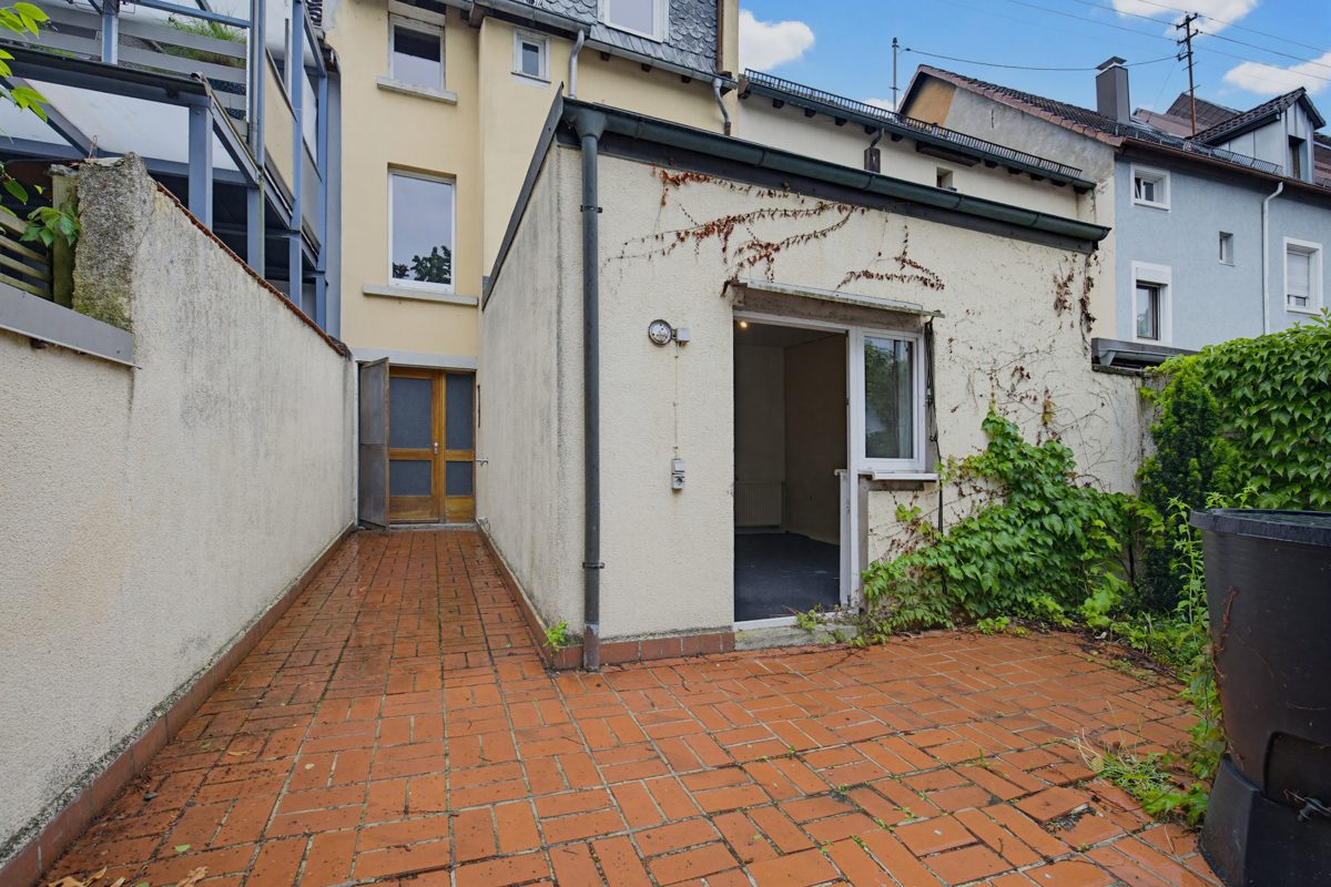 Immobilienangebot - Karlsruhe / Knielingen - Wohnen & Anlage - Renditekracher mit Konzept: Reihenmittelhaus mit 6 Zimmern und attraktiver Einzelvermietungsstruktur