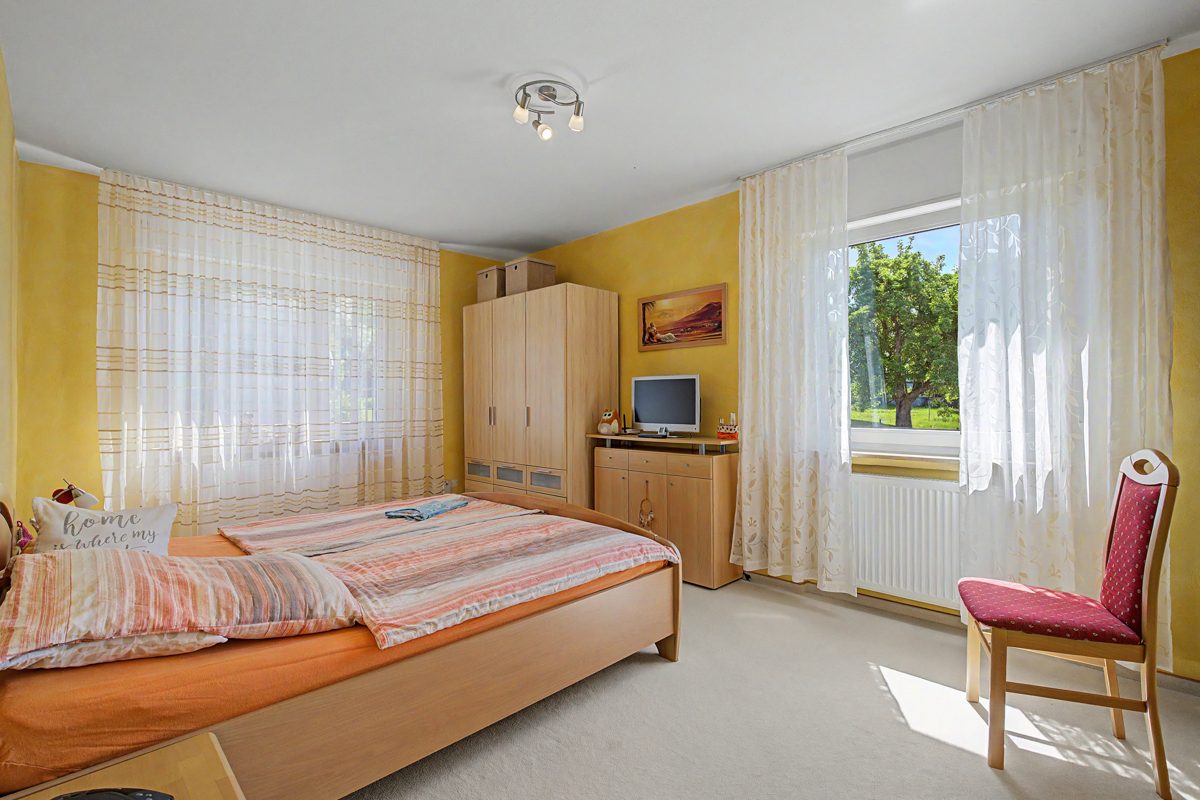 Schlafzimmer im EG Immobilienangebot - Waldbronn / Etzenrot - Wohnen & Anlage - Ein Zuhause für Generationen – Raum für Leben, Familie und Zukunft