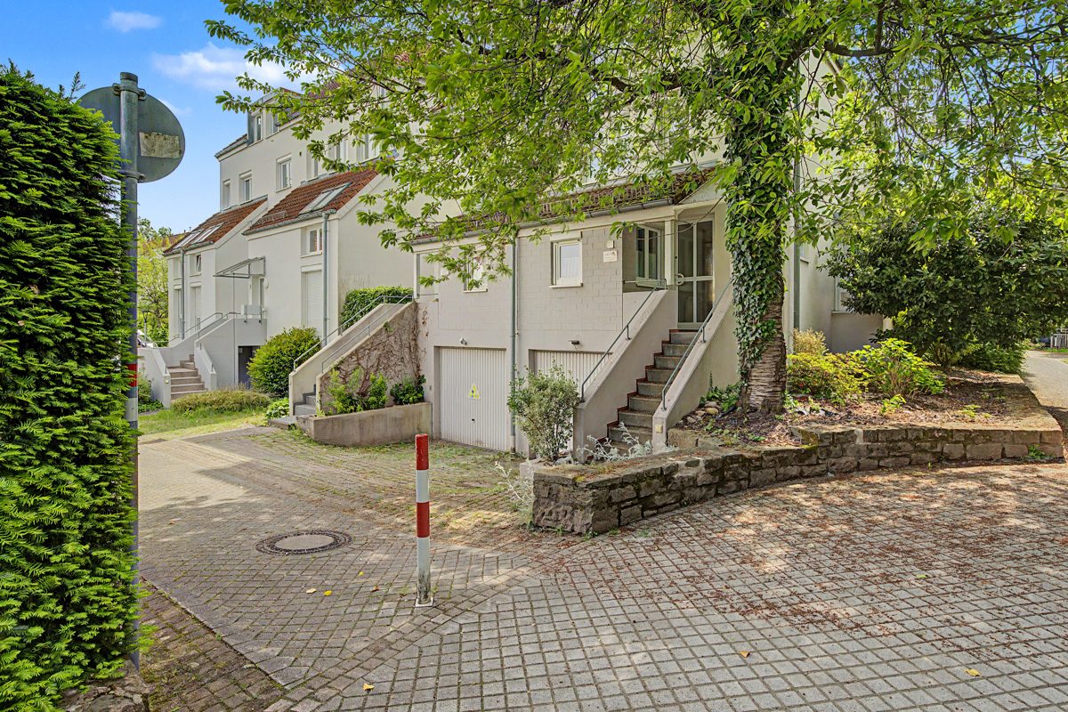 Frontansicht seitlich Immobilienangebot - Ettlingen - Wohnen & Anlage - Top-Lage an der Alb: Gepflegte Doppelhaushälfte mit viel Platz für die Familie