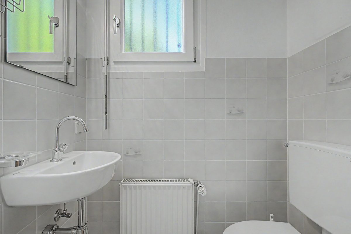 Gäste-WC EG Immobilienangebot - Ettlingen - Wohnen & Anlage - Top-Lage an der Alb: Gepflegte Doppelhaushälfte mit viel Platz für die Familie