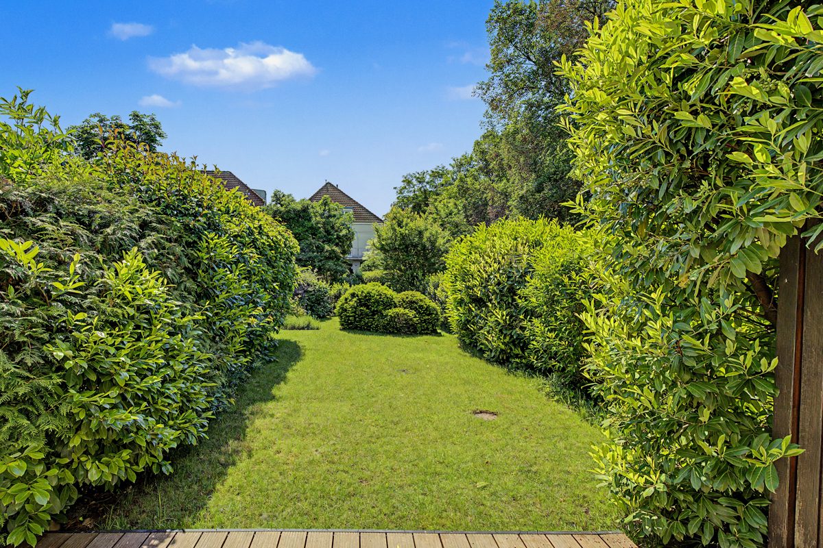 Blick von der Terrasse Immobilienangebot - Ettlingen - Wohnen & Anlage - Top-Lage an der Alb: Gepflegte Doppelhaushälfte mit viel Platz für die Familie