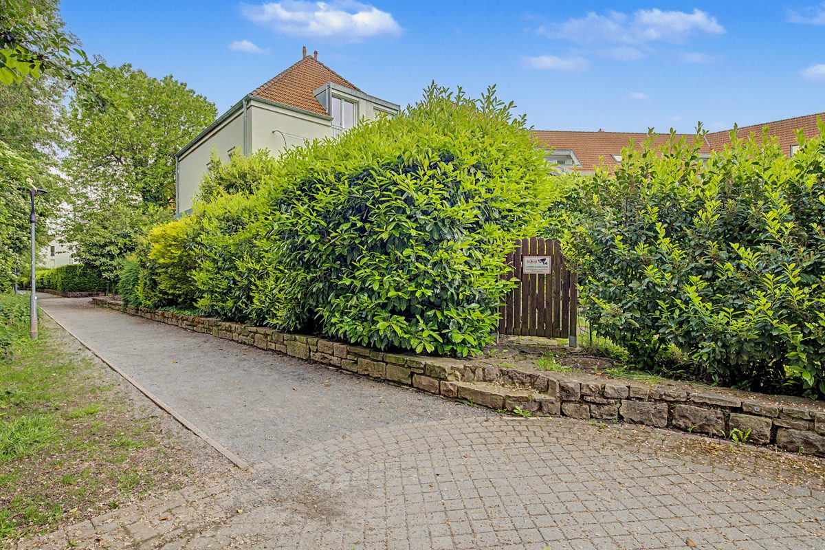 Ansicht Gartentor Immobilienangebot - Ettlingen - Wohnen & Anlage - Top-Lage an der Alb: Gepflegte Doppelhaushälfte mit viel Platz für die Familie