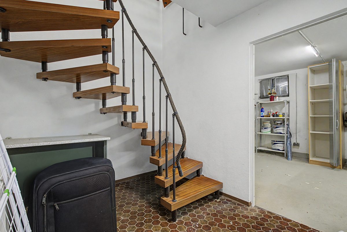 Treppe zum Keller Immobilienangebot - Ettlingen - Wohnen & Anlage - Top-Lage an der Alb: Gepflegte Doppelhaushälfte mit viel Platz für die Familie
