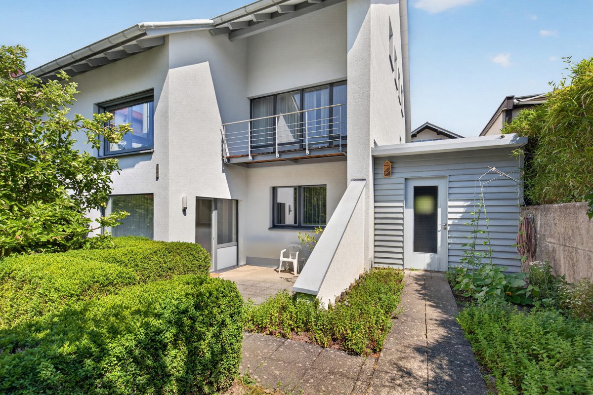 Außenansicht hinten Immobilienangebot - Ettlingen / Schluttenbach - Wohnen & Anlage - Architektonisch modernes Wohnhaus mit Einliegerwohnung in ruhiger Lage