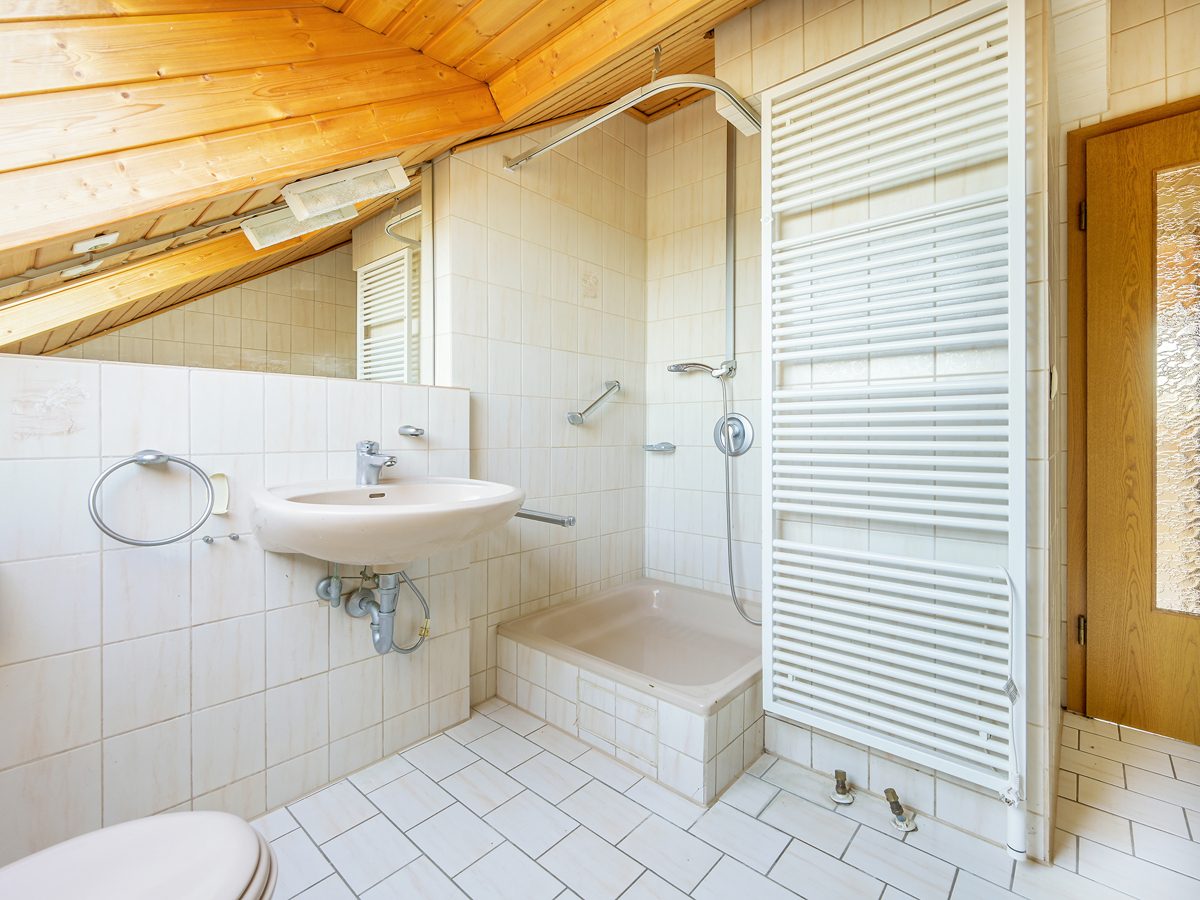 Immobilienangebot - Ettlingen / Spessart - Wohnen & Anlage - Ein Zuhause für Generationen – großzügiges Zweifamilienhaus mit ausgebautem Dachgeschoss