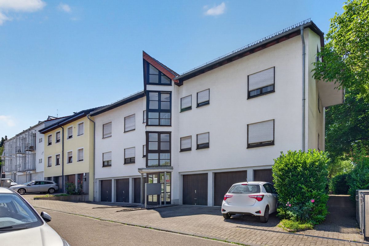 Außenansicht Immobilienangebot - Karlsruhe / Grötzingen - Wohnungen - Gepflegte 2-Zimmer-Wohnung mit Balkon und Garage in Grötzingen!