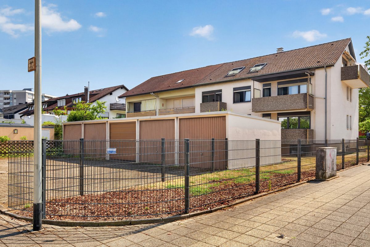 Rückansicht Immobilienangebot - Karlsruhe / Grünwinkel - Wohnungen - Kapitalanleger aufgepasst: Vermietete 3-Zimmer-Wohnung mit Balkon und Garage!