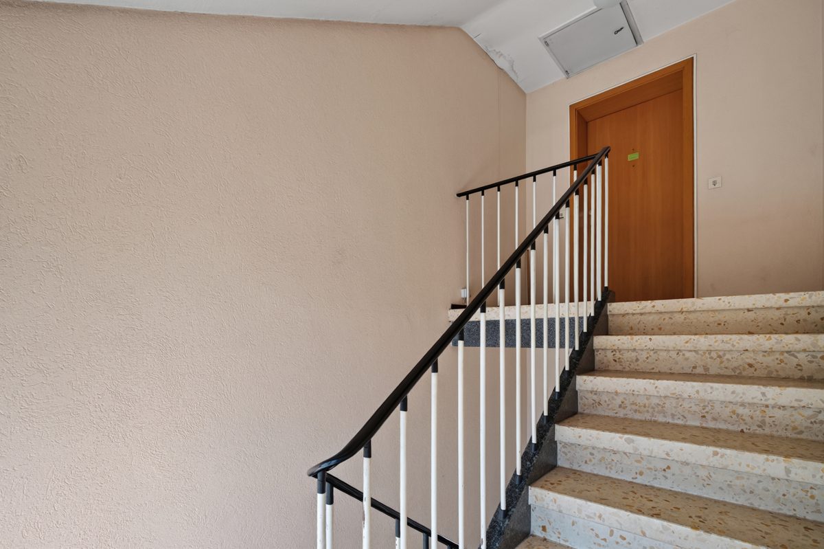 Treppenhaus Immobilienangebot - Karlsruhe / Grünwinkel - Wohnungen - Kapitalanleger aufgepasst: Vermietete 3-Zimmer-Wohnung mit Balkon und Garage!