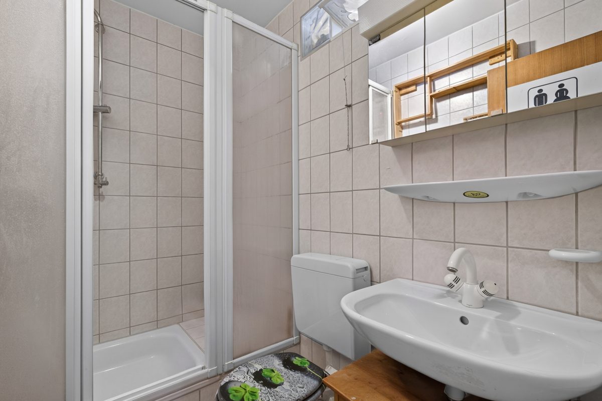 Bad Ansicht 2 Immobilienangebot - Karlsruhe / Grünwinkel - Wohnungen - Kapitalanleger aufgepasst: Vermietete 3-Zimmer-Wohnung mit Balkon und Garage!