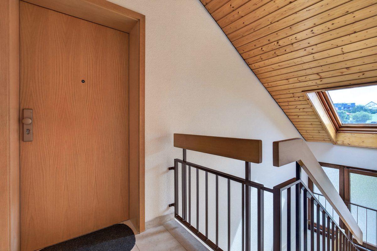 Treppenhaus Immobilienangebot - Waldbronn / Busenbach - Wohnungen - Viel Platz zum Wohlfühlen: Helle 3,5-Zimmer-Wohnung mit Garage in Waldbronn-Busenbach!